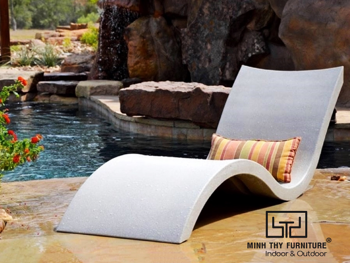 ghế tắm nắng composite FRP đặt cạnh hồ bơi