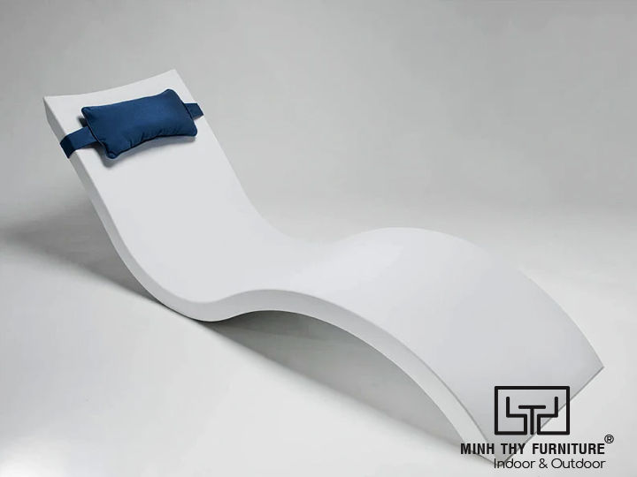 ghế hồ bơi composite đặt tại hồ bơi resort sang trọng